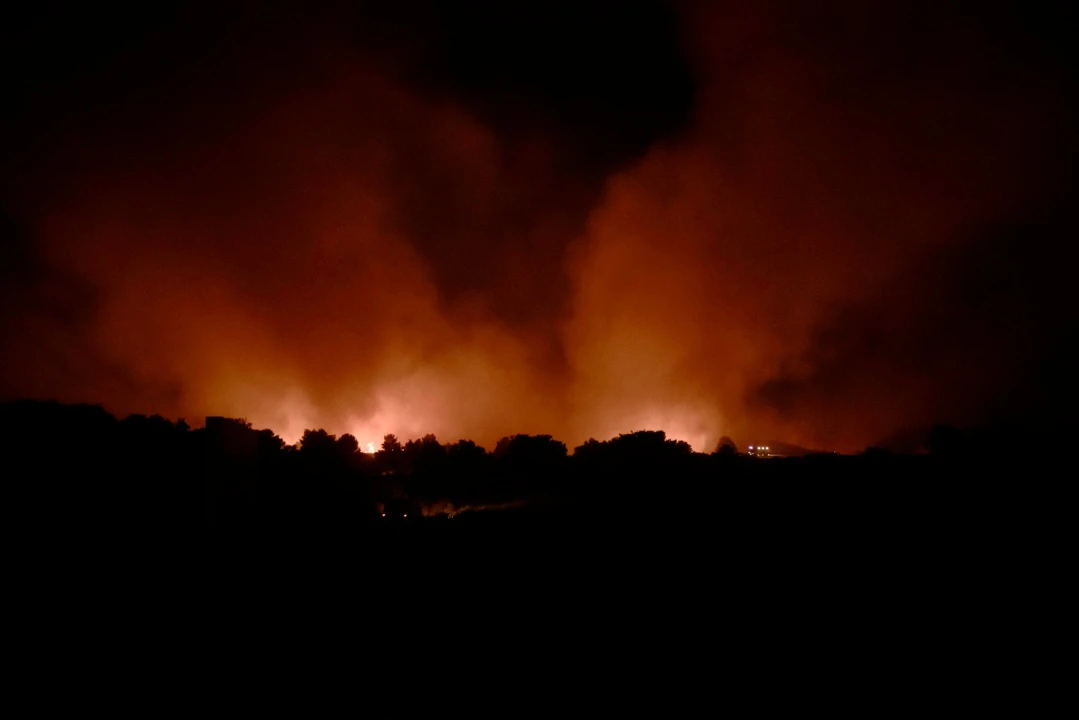 Dva kanadera od jutra u akciji: Nekoliko vatrogasaca lakše ozlijeđeno, vatrena linija i dalje aktivna na vodičkoj strani