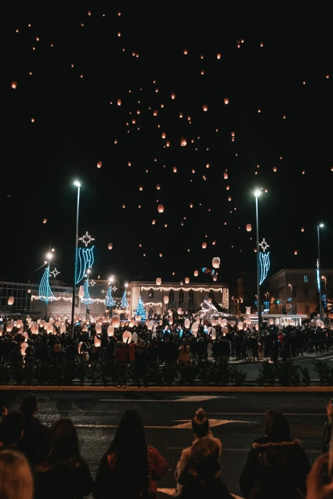 Puštanje lampiona s Poljane na Novu godinu za obitelj iz Rasline čije je kuća izgorjela