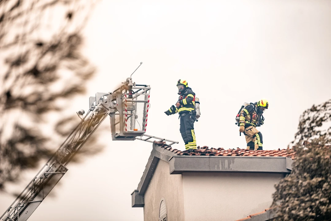 FOTOGALERIJA: Vatrogasci i stanovnici bore se s požarom u Grebaštici