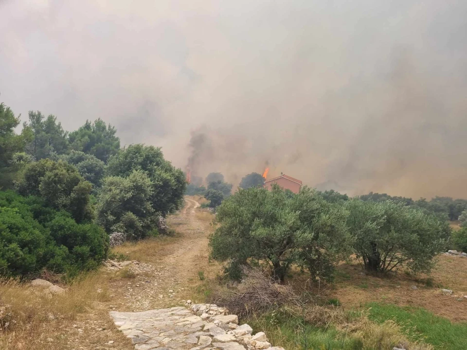 FOTOGALERIJA iz središta požara: Grčevita borba protiv vatre i vjetra