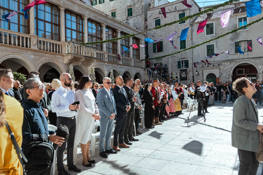 Povodom Dana Šibenika održana tradicionalna svečana procesija ulicama grada i sveta misa