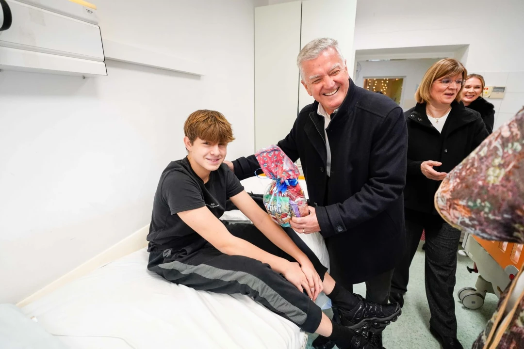  Burić u pratnji sv. Nikole razveselio mališane na šibenskoj pedijatriji