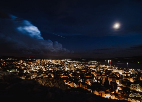 Meteorološki spektakl iznad Šibenika: Dok su sijevale munje, meteor preletio iznad  grada