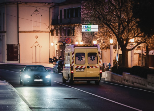 Pijan bez dozvole u Šibeniku pao s motora: Teško ozlijeđen vozač zadržan na liječenju u bolnici