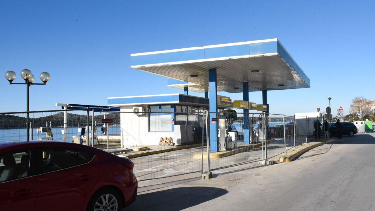 Ograđena famozna pumpa na rivi: Rekonstrukcija najavljena još u srpnju, ali INA za to još nema građevinsku dozvolu