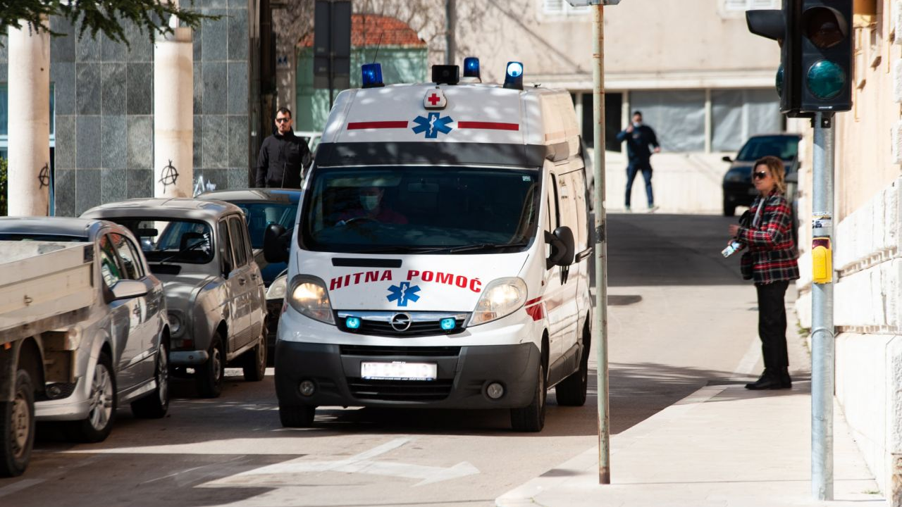 Vozač mopeda teško ozlijeđen nakon sudara s drugim mopedom u Šibeniku: Jedan nepropisno pretjecao, drugi nepropisno skretao