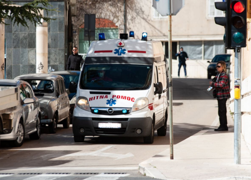 Vozač mopeda teško ozlijeđen nakon sudara s drugim mopedom u Šibeniku: Jedan nepropisno pretjecao, drugi nepropisno skretao