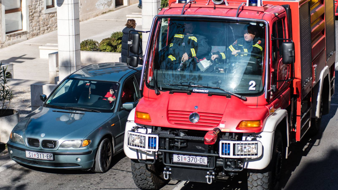 Ugašen je požar koji je izbio u obiteljskoj kući u Vrpolju: Na intervenciju izašlo sedam vatrogasaca i dva vozila