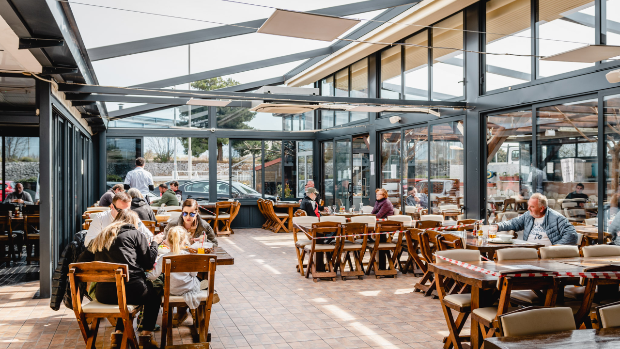 Uživajte u slasnim gotovim jelima iz Antinog gušta na prostranoj terasi!