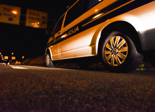 Muškarac ušao na posjed kuće u Vrpolju, uništio dvorišna vrata i tri nadzorne kamere