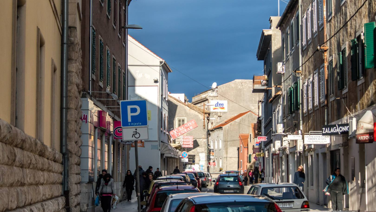 Lopov u dućanu u Šibeniku ženi ukrao novčanik, drugi noćas provalio u kafić i ukrao novac