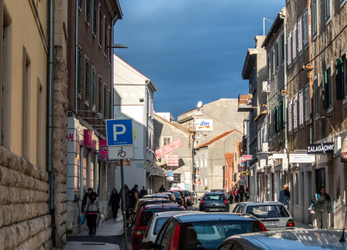 Lopov u dućanu u Šibeniku ženi ukrao novčanik, drugi noćas provalio u kafić i ukrao novac