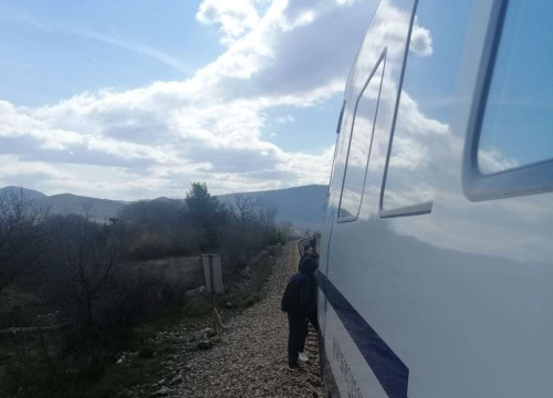 Vlak naletio na muškarca na pruzi između Perkovića i Unešića, preživio je: 'Čuo sam trubu i naglo kočenje'