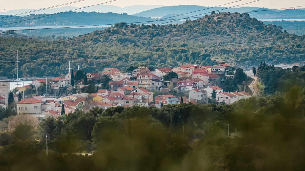 Još jedna kuća bez oružja: Šibenskoj policiji predao streljivo i šest ručnih bombi