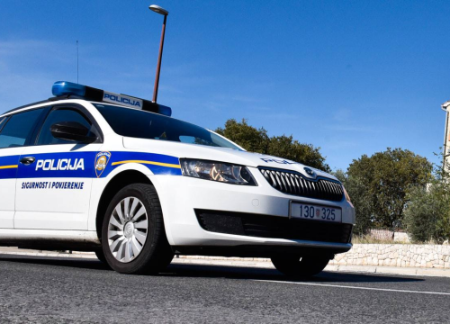 Vozač Mercedesa oduzeo prednost i zabio se u Škodu: Teže ozlijeđena 63-godišnjakinja