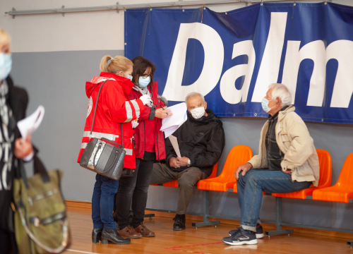 Fotografija 19 - Na Baldekin po svoju dozu ide 480 ljudi: Bivša medicinska sestra Ana Paić prva je cijepljena protiv covida