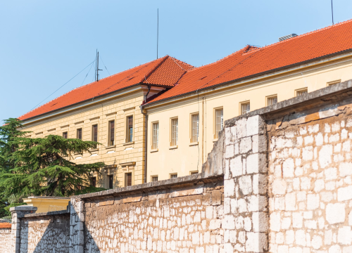 Stravičan zločin: Očuh prijetio smrću curici (14),  odveo je u napuštenu zgradu i dirao, dobio pet godina zatvora