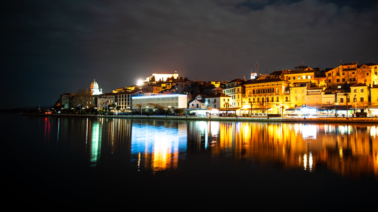 Šibenska riva sinoć je bila u mraku na sat vremena: Pogledajte kako je izgledala