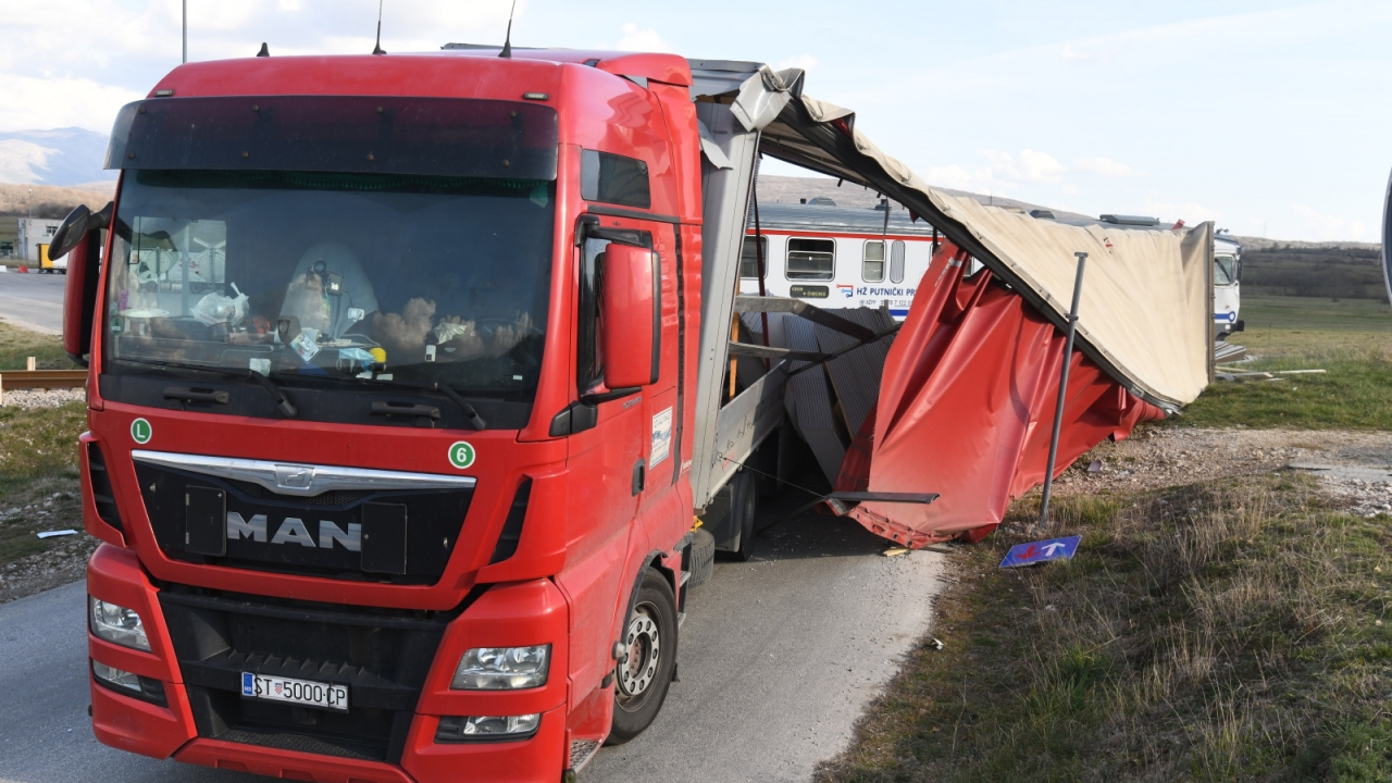 Putnički vlak naletio na tegljač kod tvornice Knauf: Ozlijeđene dvije osobe