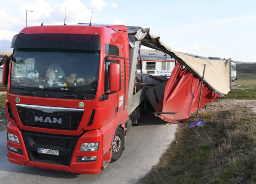 Putnički vlak naletio na tegljač kod tvornice Knauf: Ozlijeđene dvije osobe