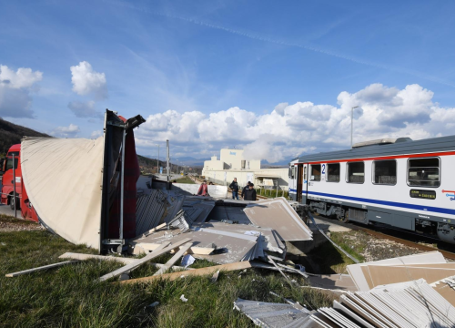 Vozio kamion preko pruge, nije stao na STOP: Prikolica potpuno uništena, strojovođa lakše ozlijeđen