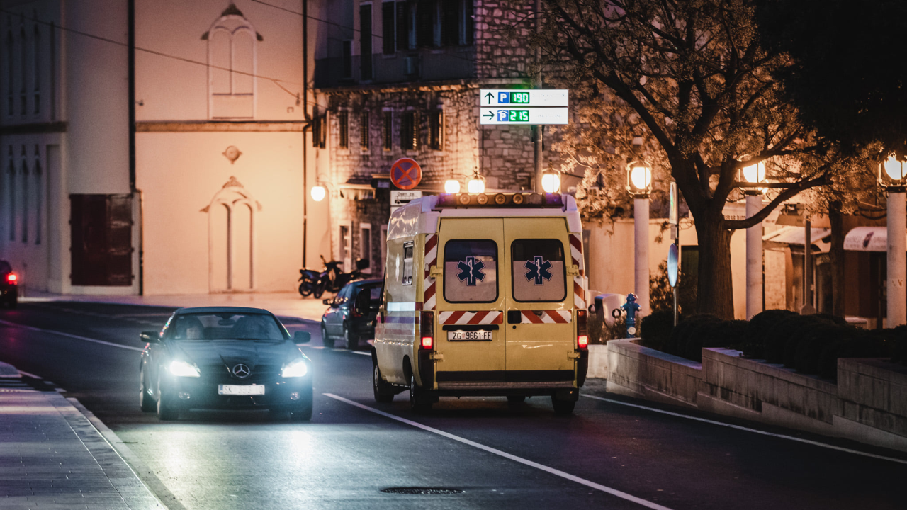 Motociklist (60) teško ozlijeđen nakon što je sinoć u Šibeniku sletio s ceste