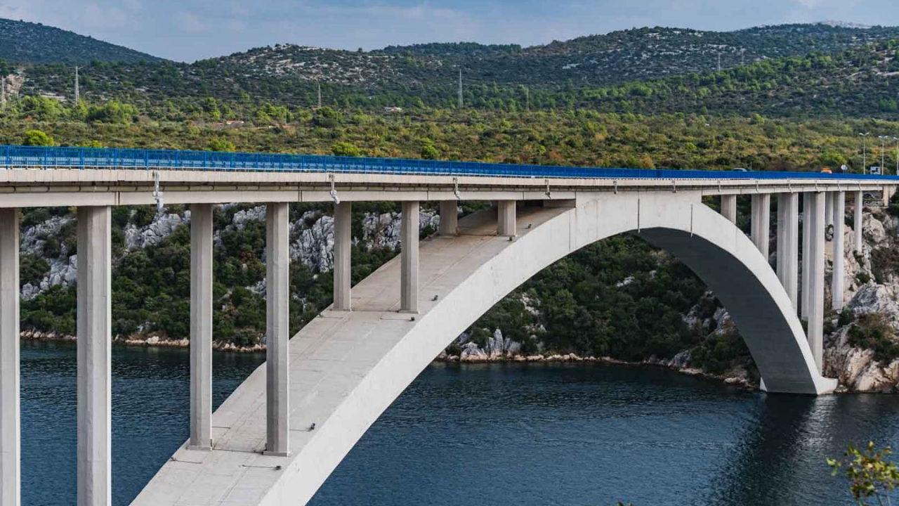 Muškarac skočio sa Šibenskog mosta: Preživio je, spasili su ga jedriličari