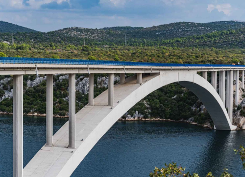 Muškarac skočio sa Šibenskog mosta: Preživio je, spasili su ga jedriličari