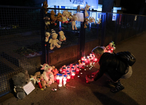 Da ti se srce slomi: Građani se okupljaju pred bolnicom, pale svijeće i ostavljaju medvjediće za preminulu curicu