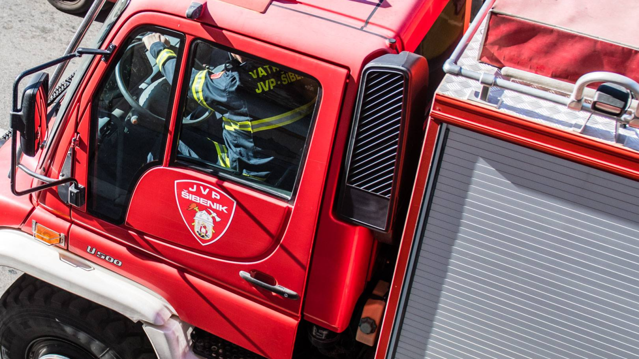 Požar automobila u dvorištu u Brodarici ugašen