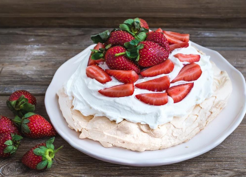 Počinje sezona jagoda, evo recept za finu mini pavlovu