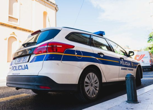 Zbog manjeg novčanog duga 31-godišnjak na javnom mjestu u Šibeniku oštrim predmetom napao 20-godišnjaka