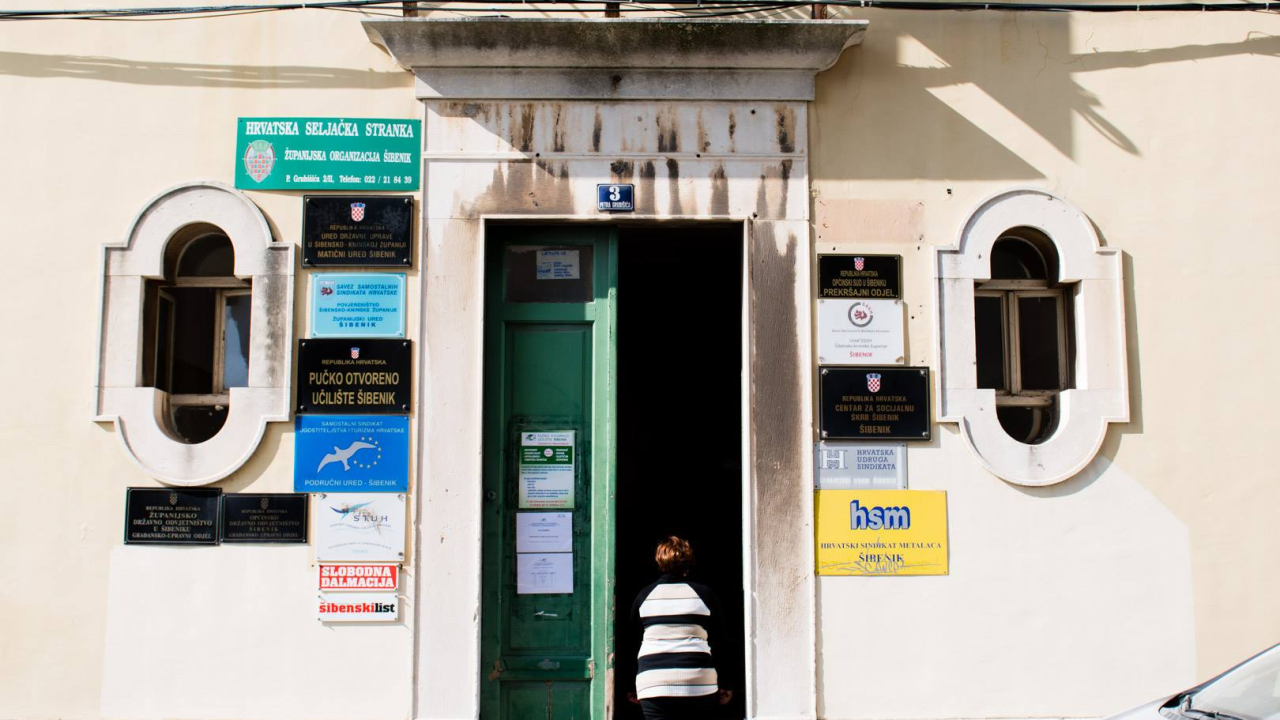 Netko je usred noći prvo obio ulazna vrata ove zgrade u centru grada, a onda provalio i u urede