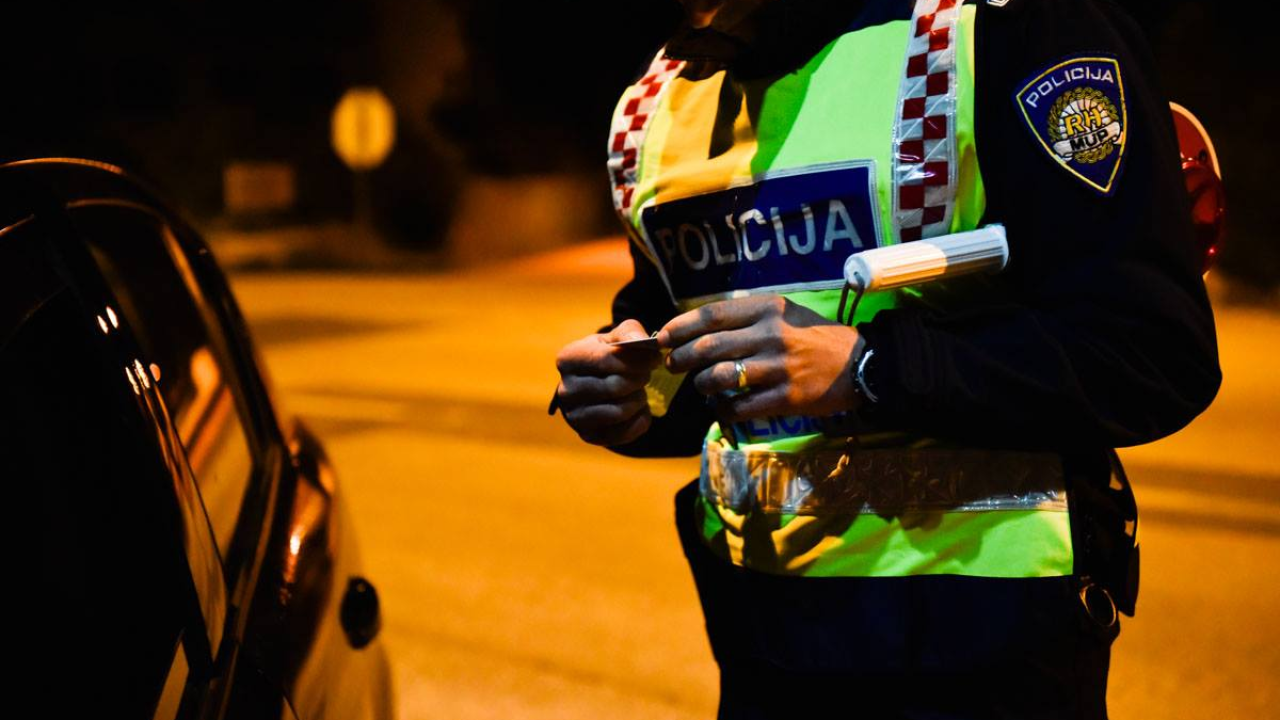 Policija sinoć u Vodicama zaustavila 33-godišnjaka u Golfu s lažnim tablicama, on im predao 5,1 gram speeda