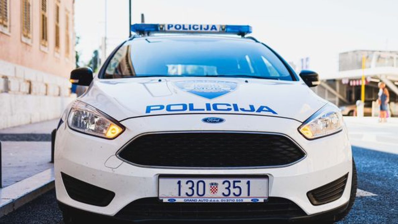 Kazneno prijavljen 42-godišnjak koji je u subotu u Šibeniku fizički napao 52-godišnjaka i prijetio mu