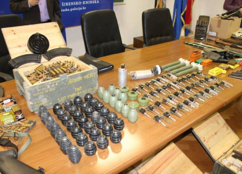 Automatska puška, dvije ručne bombe i preko 90 komada streljiva predano šibenskoj policiji za vikend