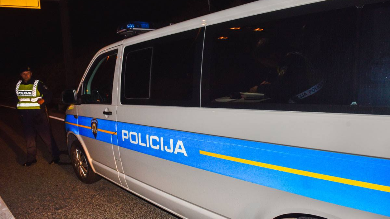 Vozač (27) napravio niz prekršaja, oglušio se na sve zapovjedi pa autom udario policajca i pobjegao