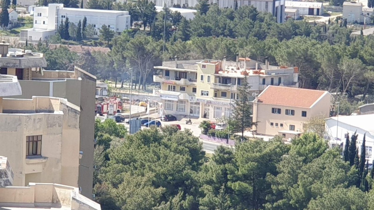 Ugašen požar koji je izbio na Biocima: Gorjela drva i građevinski materijal