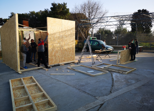 Montažna kućica iz Šibenika putuje za Mali Gradac: Postat će dom za tročlanu obitelj kojoj je kuća stradala u potresu