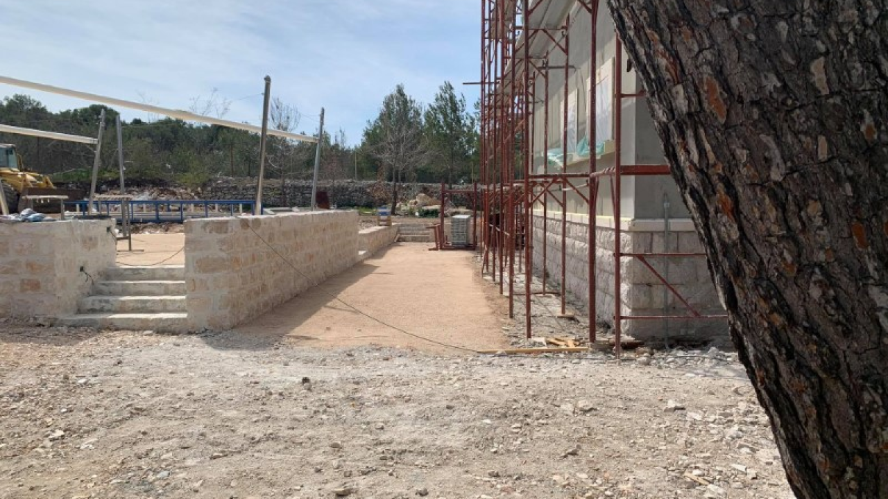 Netko je pod okriljem noći provalio u budući Posjetiteljski centar u kanalu i pokrao alate