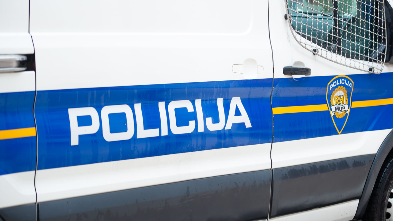 Muškarcu 'operušali' auto parkirano u Dazlini:  Ostao bez dijelova vrijednih preko tisuću kuna