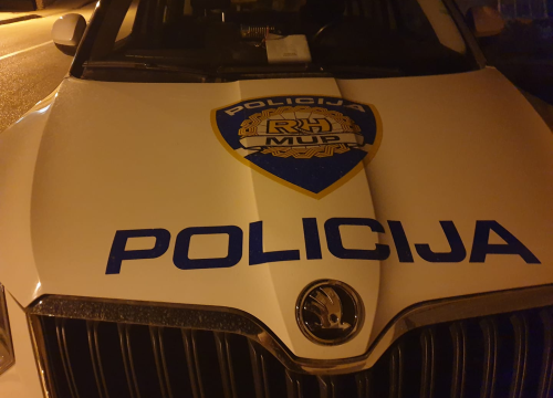 Dvije osobe poginule u sudaru dva vozila na cesti u blizini Oklaja