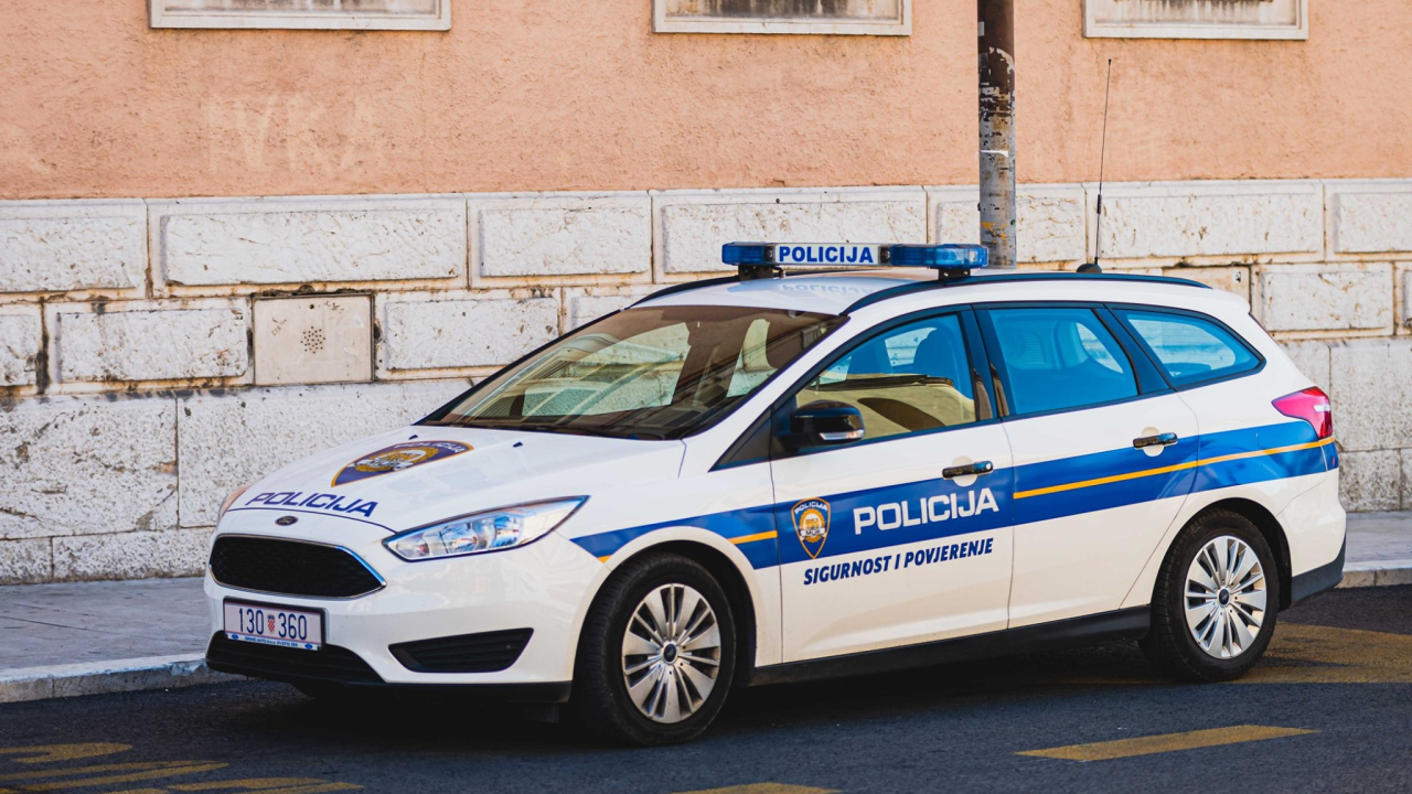 Jedan lopov pronađen, za dvojicom se traga: U Šibeniku provaljeno u poljsku kućicu, u  Vodicama pokradeni znakovi