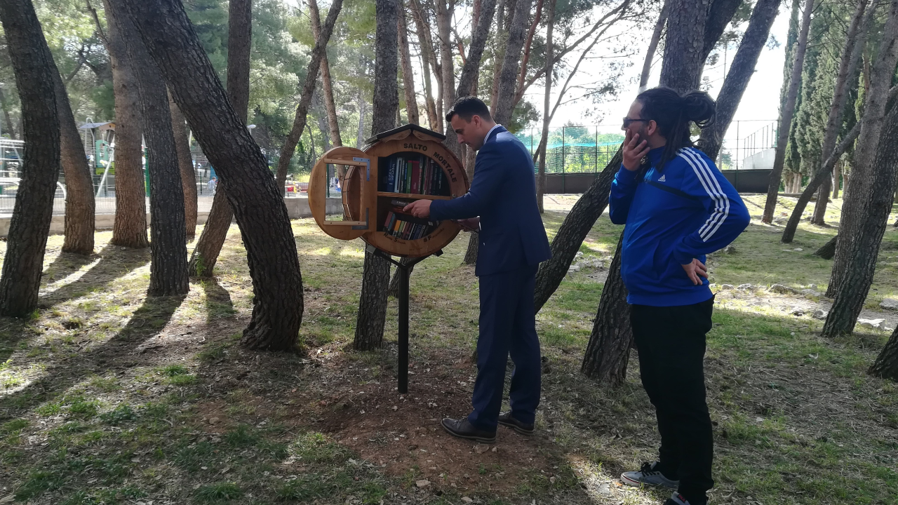 U Rasadniku na Vidicima postavljena treća knjižnica na otvorenom posvećena Vesni Parun