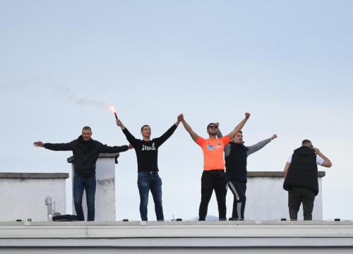 Petorica navijača Šibenika pratila utakmicu s vrha zgrade: 'Imaš grade, svoje Funcute'