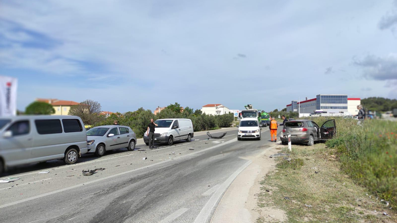 Vozač Hitne pomoći na raskrižju u Njivicama prošao kroz crveno i pogodio VW: Tri osobe teže ozlijeđene