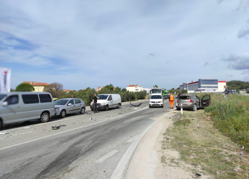 Vozač Hitne pomoći na raskrižju u Njivicama prošao kroz crveno i pogodio VW: Tri osobe teže ozlijeđene