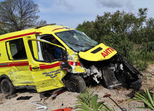 Sudar vozila Hitne pomoći i automobila u Njivicama: Ozlijeđene četiri osobe, od toga troje djelatnika Hitne