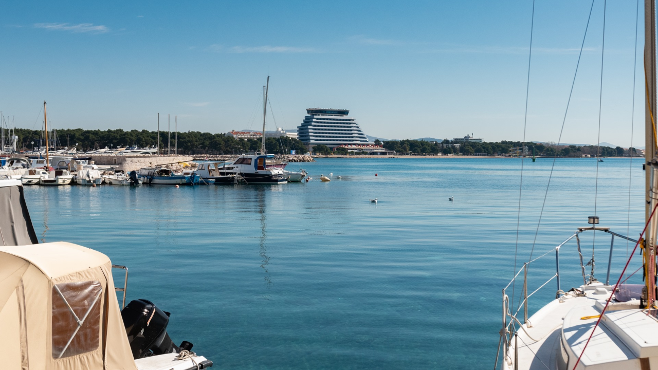 Iz frižidera vodičkog hotela muškarac ukrao 16 boca alkohola vrijednih više od 10 tisuća kuna