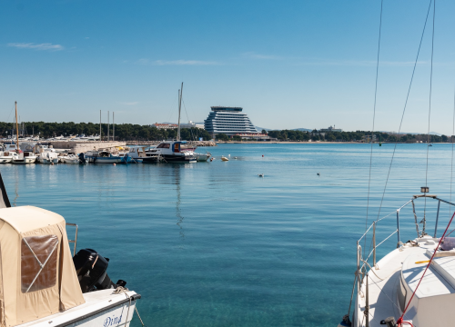 Iz frižidera vodičkog hotela muškarac ukrao 16 boca alkohola vrijednih više od 10 tisuća kuna